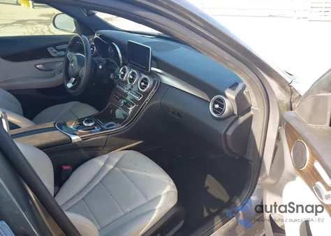 2018 Mercedes-Benz C 300 z USA, uszkodzony, nr VIN 55SWF4JB7JU275785